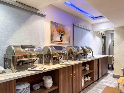 a restaurant counter with a row of fooddaindaindaindaindaindaindaindain at Blue Orange Hotel and Towers in Shomolu
