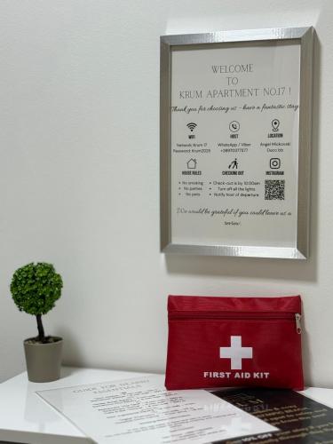 l'immagine di un kit di pronto soccorso appoggiato su una scrivania di KRUM Apartments a Kumanovo