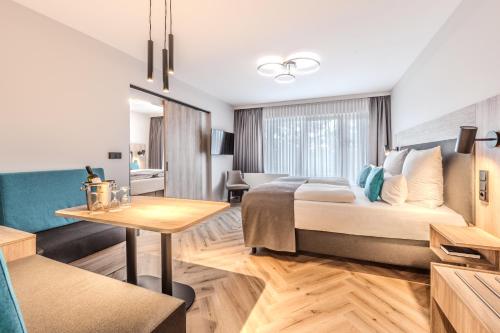 a hotel room with a bed and a table at Apartment-Hotel Hamburg Mitte in Hamburg
