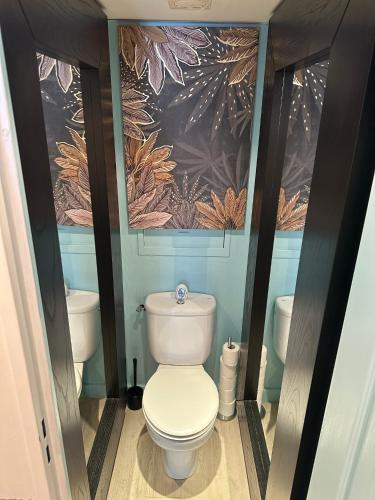 un baño con inodoro y un cuadro en la pared en Cannes Pool & Beach, en Cannes