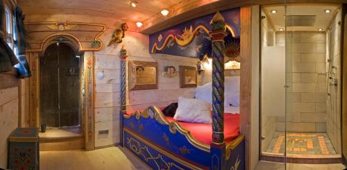 a room with a bed in a train room at Hôtel Les Chalets de Philippe avec Jacuzzis Privatifs in Chamonix