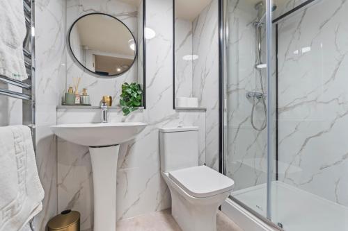 a bathroom with a toilet and a sink and a shower at Urban Luxe Loft Hideaway in Central Station