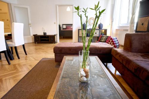 The lounge or bar area at OPERASTREET CITY CENTER Apartment "Bangkok" in Vienna