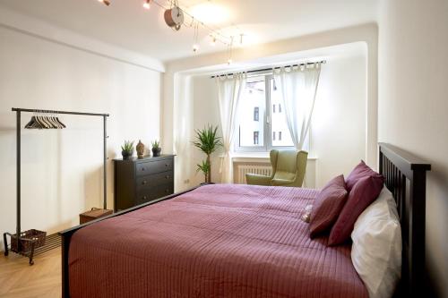 - une chambre avec un grand lit et une fenêtre dans l'établissement OPERASTREET CITY CENTER Apartment "Bangkok" in Vienna, à Vienne