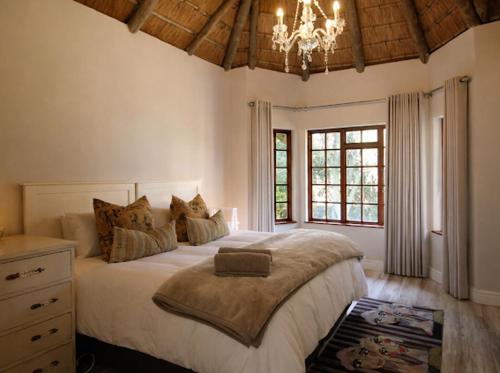 a bedroom with a large bed and a chandelier at Hilton Creek in Hilton