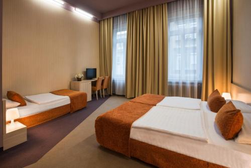 Postel nebo postele na pokoji v ubytování Star City Hotel