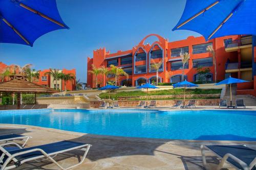 Басейн в Cardina Resort або поблизу