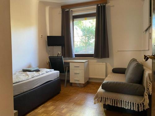 a bedroom with a bed and a desk and a window at 3072 Apartment MITTERFELD - Top A in Kasten bei Böheimkirchen