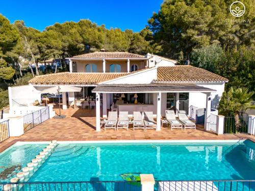 ROMERO - Managed by Almarina Villas