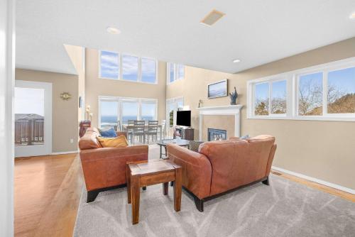 a living room with two chairs and a table at Annie's Windsong in Lincoln City
