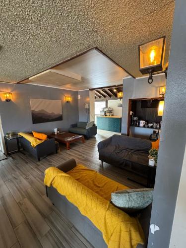ein Wohnzimmer mit Sofa und Tisch in der Unterkunft Powder Temple in Hakuba
