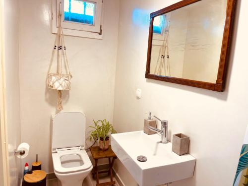 a bathroom with a toilet and a sink and a mirror at Lulus Kastri in Keratokampos
