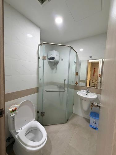 a bathroom with a shower and a toilet and a sink at Youyi House in Dĩ An
