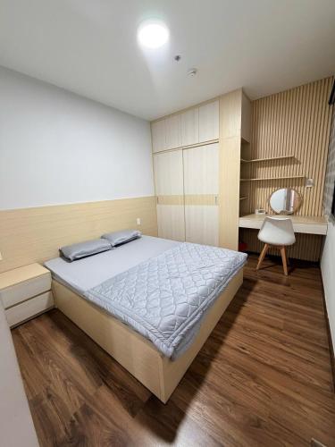 a bedroom with a bed and a desk and a chair at Youyi House in Dĩ An
