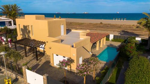 La Esquinita, Villa 1ª línea – Puerto Rey