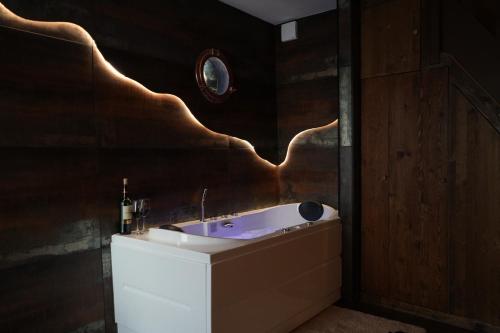 Cabin 13 Immersive Suite with Balneotherapy