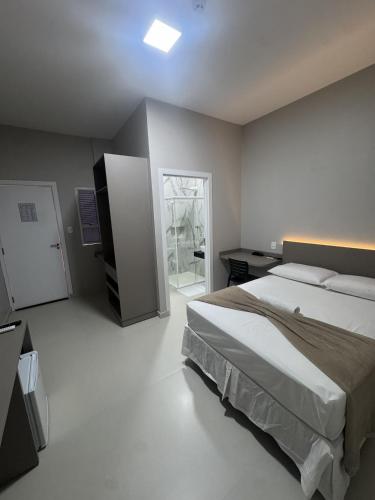 ein Schlafzimmer mit einem großen Bett und einem Fenster in der Unterkunft Hotel Verde Mares in Macapá
