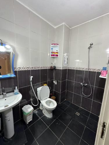 a bathroom with a toilet and a sink at appartement luxe in Berkane