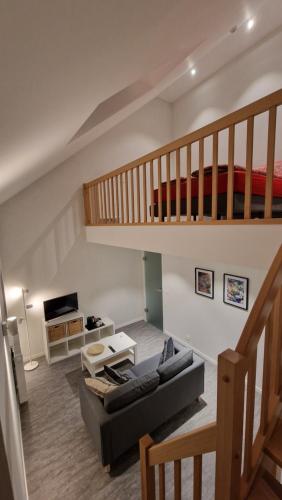 ein Wohnzimmer mit Sofa und Treppe in der Unterkunft Haus Chresten in Büllingen