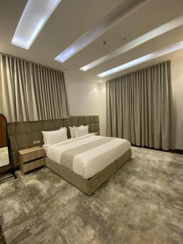 a bedroom with a large bed in a room at كيان الين in Muhayil