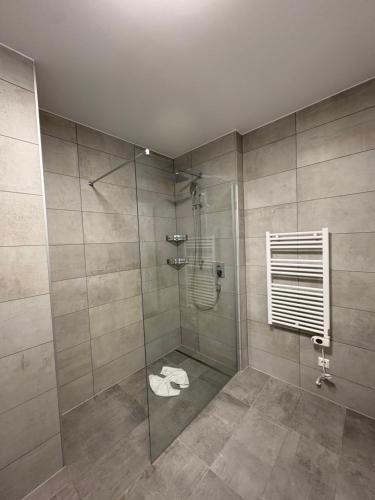 a bathroom with a glass shower with a toilet at Sun Terrace Apartment 04 I Gerlitzen-Ossiachersee I Alpe Maritima in Annenheim