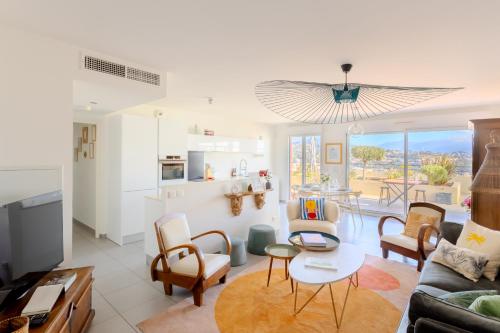Green Hill Appartement à Nice Terrasse 130m2, Vue panoramique, Piscine, Parking Privé, Climatisation, WiFi