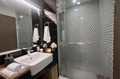 a bathroom with a sink and a shower at Aleksandra Royal Lee in Ban Bo Han