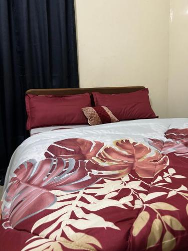 łóżko z kolorowym kocem na nim w obiekcie Home services w mieście Dakar