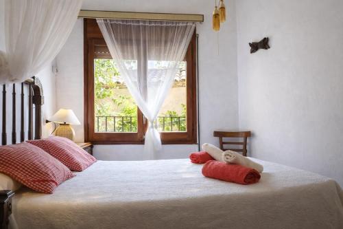 a bedroom with a bed with two towels on it at Casa rural amb cova - Cal Gravat in Montsonis
