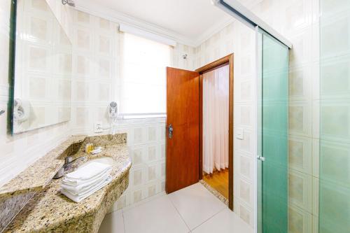 a bathroom with a sink and a shower at Grand Resort Serra Negra in Serra Negra