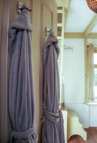 two towels hanging on a towel rack in a room at B&B Saense huisje in Assendelft