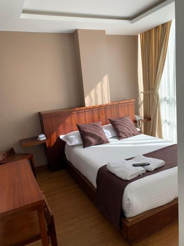 una stanza d'albergo con un letto e un tavolo di HOSTAL CAMIL a Loja