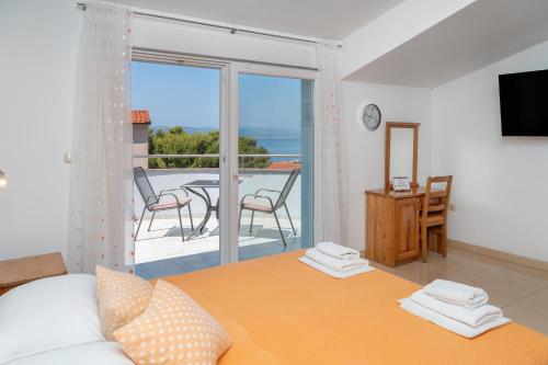 a living room with a bed and a balcony at Villa Juric 1 in Baška Voda