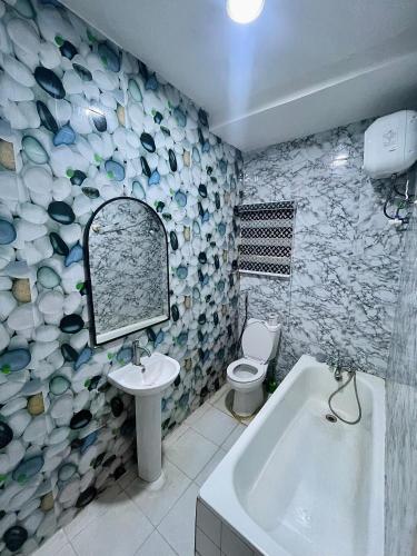 a bathroom with a sink and a tub and a toilet at Bellconpet Apartment in Sagisa