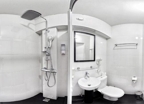 Ett badrum på Live hotel by Original Hotels