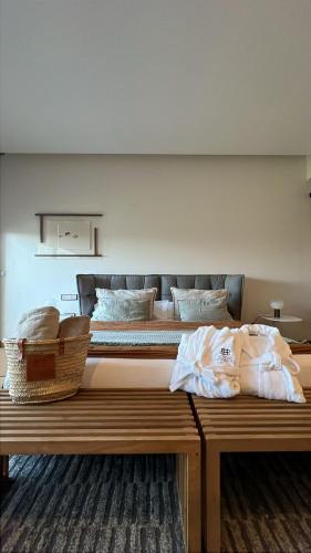 two beds sitting on top of a wooden bench at Hoteles Desconecta2 by Vicoba in Monesterio