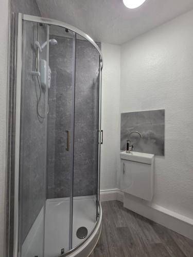 a bathroom with a shower and a sink at ELI STAY Ensuite rooms in Ipswich
