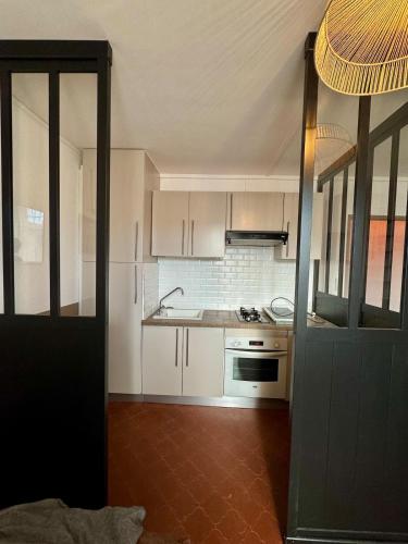 Virtuvė arba virtuvėlė apgyvendinimo įstaigoje STUD Camargue24