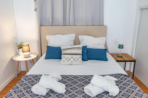 a bedroom with a large bed with towels on it at Duplex mezzannine vue marina in Le Gosier