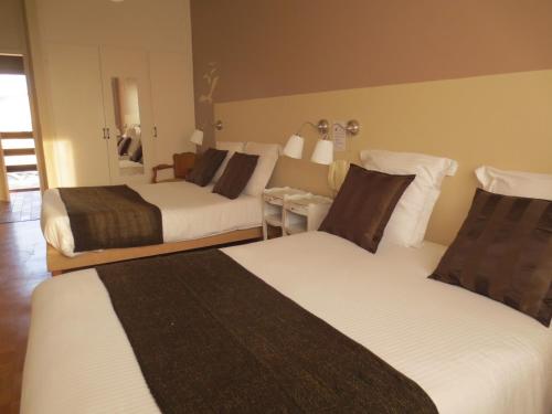 een hotelkamer met 2 bedden in een kamer bij Logis L'Auberge du Gros in Silly-sur-Nied