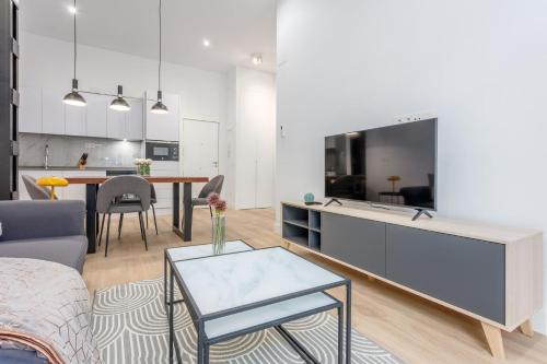 Cozy 1BR Retreat Steps from Sol Santa Ana