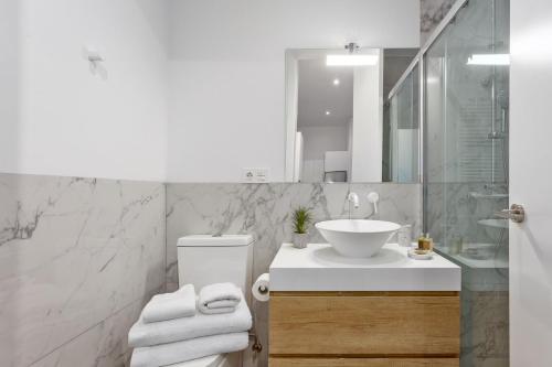 Cozy 1BR Retreat Steps from Sol Santa Ana