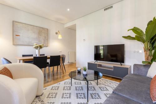 Stylish 2-Bed Apartment Near Madrid Landmarks