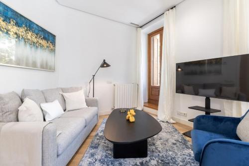 Elegant 3BR Apartment in Central Alcalá
