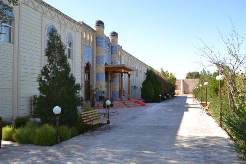 un edificio con una acera junto a una calle en QiBLA TOZABOG, en Khiva