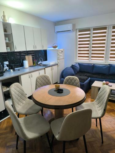 a kitchen and a living room with a table and chairs at Apartman Vuković, Majdanpek in Majdanpek