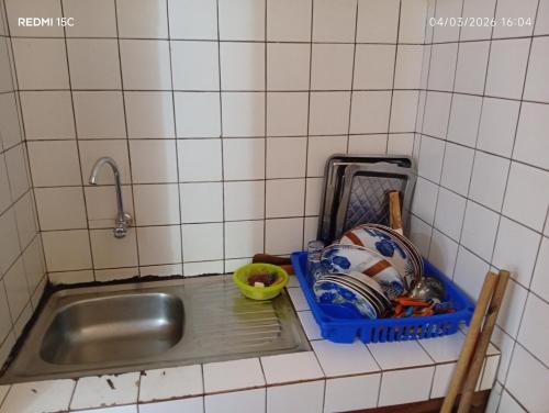 un bancone da cucina con lavello e vassoio per i piatti di Shine town house a Yaoundé