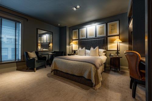 Dakota Leeds — Photo of the whole room