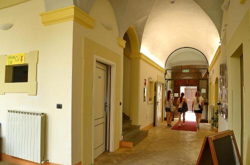 フォリーニョにあるOstello Palazzo Pierantoniの廊下を歩く人