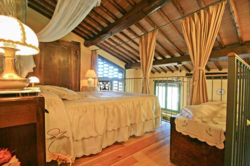 a bedroom with a large bed in a room at Casalecchi - Cottage between Siena & Florence in Poggibonsi